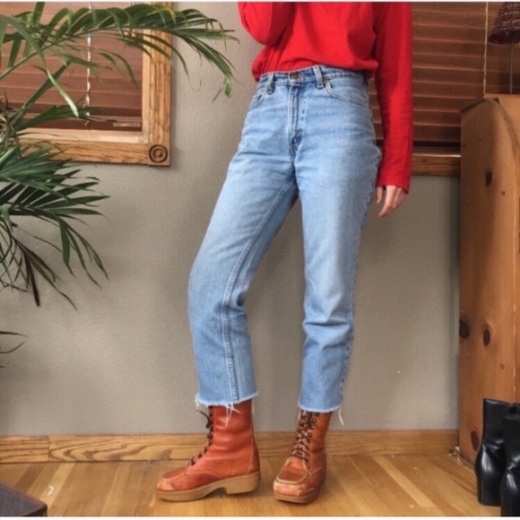 Vintage High Waisted Raw Hem Levi’s - (m-xxl) - Picture 4 of 4